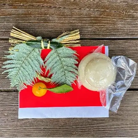 【先行予約・年内発送】しめ縄〈輪飾り〉と鏡餅〈添加物不使用〉、葉付きみかんと敷紙のお正月セットC【1211277】
