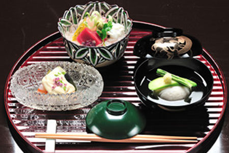 【ミシュラン二つ星 ／ 創業300年】有職料理 萬亀楼 ディナーコース ／ 有職料理 4名様（3年間有効） お店でふるなび美食体験 FN-Gourmet279886