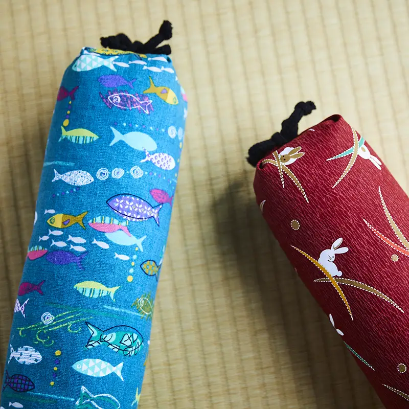 【健康グッズ/ストレッチ・骨盤枕】ほどよい硬さ！健康のお手伝い　手作り　骨盤枕、首枕(青さかな柄)＜ストレッチグッズ・健康器具・ヨガグッズ＞