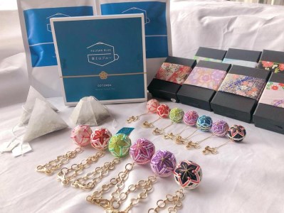 【イヤリング × 2点】御殿場支え愛デラックスセット　ーブルーティー3セット・桜彩SAYAてまり（バッグチャームとイヤリング2つ）ー