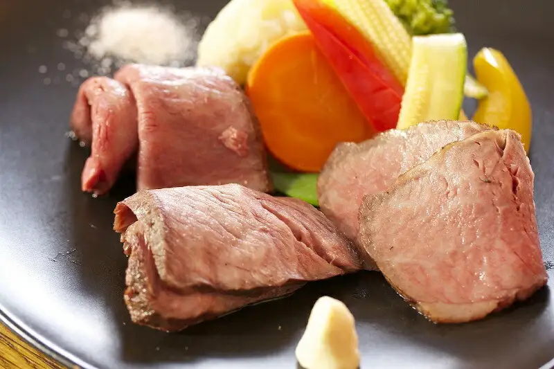 松阪牛 ローストビーフ （ 霜降り ） 80g×2 肉 牛 牛肉 和牛 ブランド牛 高級 国産 霜降り 冷凍 ふるさと 人気 丼 ソース タレ レシピ 簡単 F9