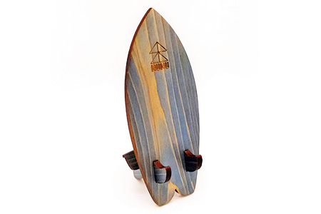 木頭杉のスマホスタンド（Surfboard 藍染）│徳島県 那賀町 木頭杉 スマホスタンド 木材活用 スマホ スマートフォン 持ち運び 自撮り ウェブ会議 ドラマ鑑賞 記録撮影 オフィス デスクワーク テレワーク 小物 携帯 雑貨 杉 おうち時間 NW-20-3