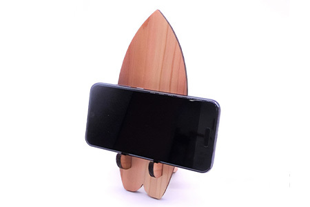木頭杉のスマホスタンド（Surfboard 無垢）│徳島県 那賀町 木頭杉 スマホスタンド 木材活用 スマホ スマートフォン 持ち運び 自撮り ウェブ会議 ドラマ鑑賞 記録撮影 オフィス デスクワーク テレワーク 小物 携帯 雑貨 杉 おうち時間 NW-20-2