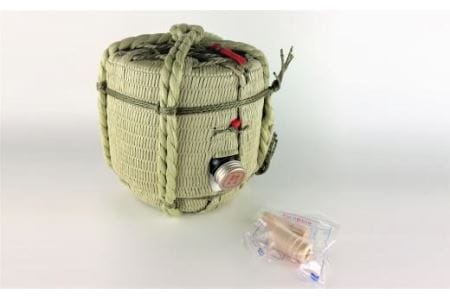 菰樽入り 特別純米酒（ 1.8L ） V028  お祝い ギフト 一升瓶 一升 飲み比べ お酒 アルコール 地酒 日本酒 兵庫 丹波 杜氏 酒兵庫県 丹波篠山市 日本三大杜氏 「伝統的酒造り」ユネスコ無形文化遺産 たんば とうじ 熱燗 冷や