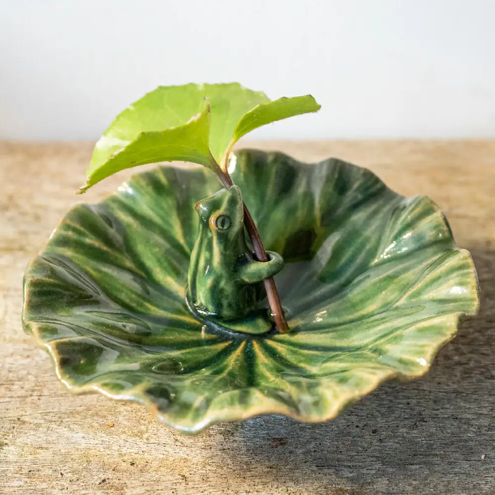 【波佐見町の陶芸作家 長瀬渉】蓮の上の蛙一輪挿し（中） 陶器 【ながせ陶房】 [UB03] 