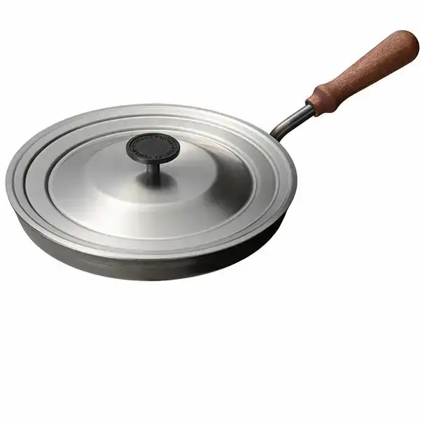 [大人の鉄板] 4.5mmの厚みが肉の旨みを引き出す フライパン26cm 蓋付き