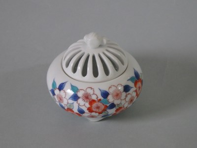 【伊万里焼】市川冬山窯「色鍋島桜文蕪型香炉」 037-H1233
