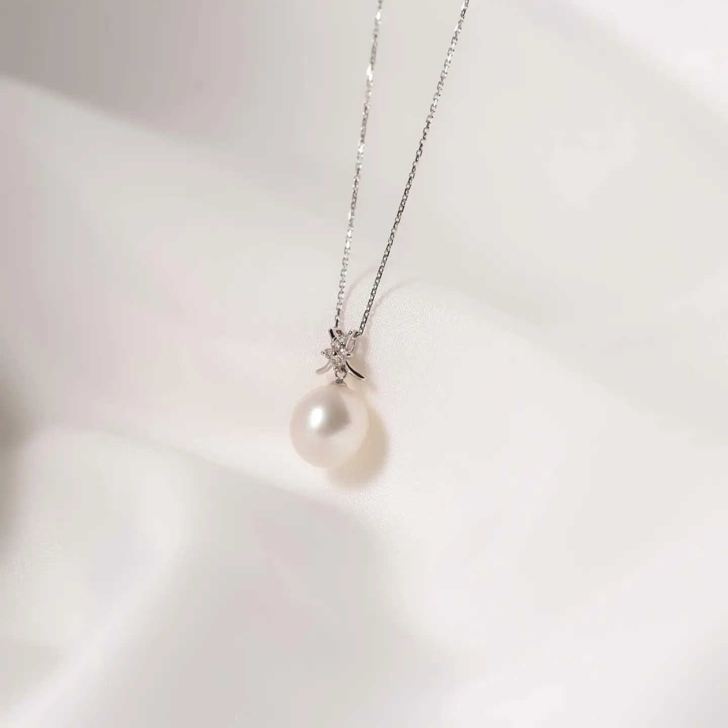 【久遠】シロチョウパール（南洋 白蝶真珠） 10mm ショートオーバル ダイヤモンド ペンダントトップ K18 ホワイトゴールド