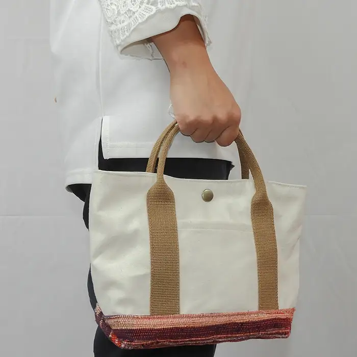 帆布と彩き織のトートバッグ（オフホワイト）「思いやり型返礼品（支援型）」【トートバッグ 1個 オフホワイト 帆布 キャンバス サキオリ 裂き織り リメイク品 着物 贈り物 プレゼント ギフト 母の日】