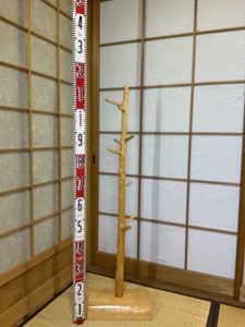 自然木のやさしさを 元祖 宇陀木トンガリ ハンガー掛け （中）／一点物 ヒノキ ポールハンガー バッグ スリッパ 帽子 マフラー 奈良県 宇陀市