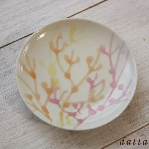 【datta.沖縄南の島陶芸工房】珊瑚プレート 取り皿（2枚セット）紅掛空色×純白 ☆ 読谷村 やちむん お皿 器 伝統工芸品 可愛らしい サンゴ コーラル セット商品