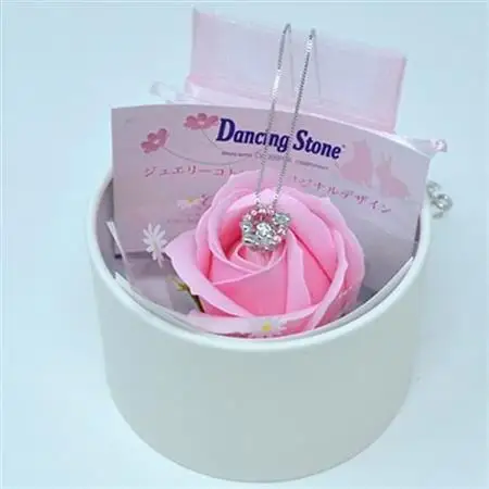 猫ネックレスギフトボックスセット 品質保証書付_装飾品・工芸品 ペンダント・ネックレス アクセサリー   花・観葉植物  花 _【1096331】