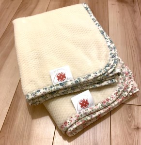 日本の職人技！ふんわりなめらかな肌触りの2wayひざ掛け (泉大津毛布) four generations of u three アイボリー×ピンク (花柄) [1759]