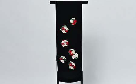 帯揚げ　黒地に赤・白・グリーンの花丸紋の刺繍　帯上げ　着物に 織物 ファッション 和装 式 篠原縫製