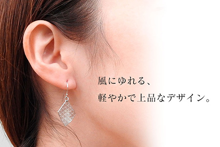 【和柄シリーズ】風に舞うピアス　青海波(せいがいは)模様/クラフト 古典柄 ピアス イヤリング 青海波模様 和装 洋装 縁起物 天然石の店 ジュエリー作家 オンリーワン 上品 カジュアル フォーマル ハンドメイド おしゃれ