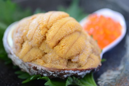 三陸のいくらと焼きウニセット（ いくら醤油漬け アワビの貝に盛った焼ウニ 80g セット)  