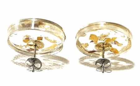 ピアス（ラメ風宗田節入りのレジンアクセサリー）(スタッドタイプ)【R00514】