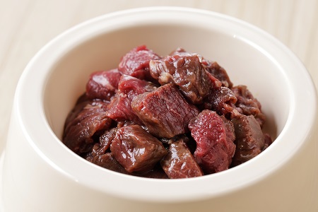 鶴居村 『鶴居ジビエ』鹿肉 無添加ペットフード エゾシカコロコロカット(200g×10パック)(愛犬用 愛犬 ベニソン エゾシカ  エゾシカ肉  シカ肉 エゾ鹿 無添加 人気 プレゼント 贈り物 お歳暮 高品質 冷凍 真空 未楽来工房 HACCP認証  お肉 肉 ジビエ ステーキ 北海道 ふるさと納税 ふるなび  ）