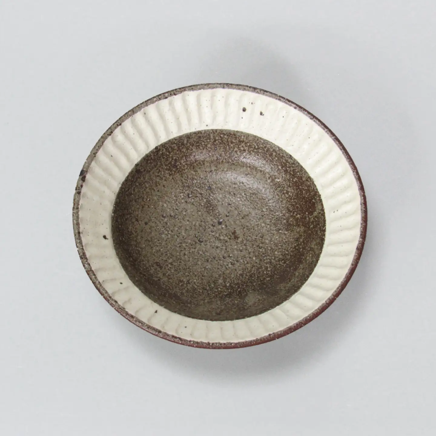 【美濃焼】鎬 4.8寸リム 小鉢セット 塗分×塗分【藤山窯】【TOKI MINOYAKI返礼品】食器 ボウル ペア 副菜鉢 取り鉢 サラダボウル デザートボウル ブラウン 茶色 白 手作り しのぎ シンプル おしゃれ レンジ対応 食洗機対応 [MAH049]