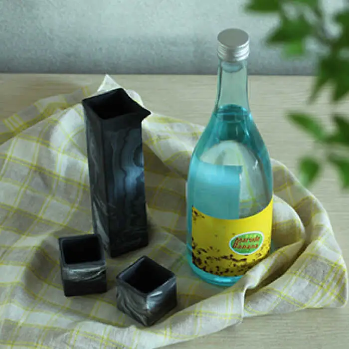 【美濃焼】likestone おうち呑みセット 【芳泉窯】【TOKI MINOYAKI返礼品】食器 徳利 おちょこ ぐい呑み ぐい飲み 冷酒 晩酌 酒器セット 大理石調 モノトーン おしゃれ かっこいい シンプル 陶器 うつわ ペア プレゼント ギフト 送料無料 [MBQ011]