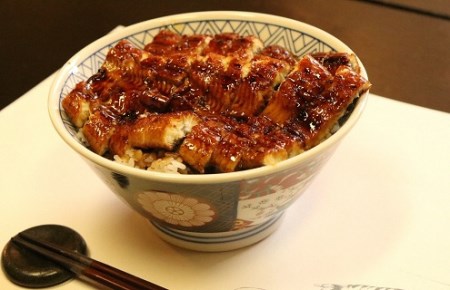 活きを開いてすぐ発送♪生うなぎ開き2本(約350g)ご家庭で蒲焼、白焼きに！・K187-13