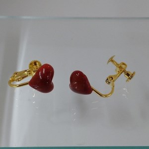 1062 珊瑚イヤリング・ハート　　アフリカ珊瑚 イソバナ珊瑚 贈り物 イヤリング ハート 還暦祝い 赤珊瑚 カジュアルアクセサリー 赤いイヤリング かわいいイヤリング 3月誕生石 母の日 ご褒美イヤリング 喜ばれるプレゼント ポピュラーアクセサリー