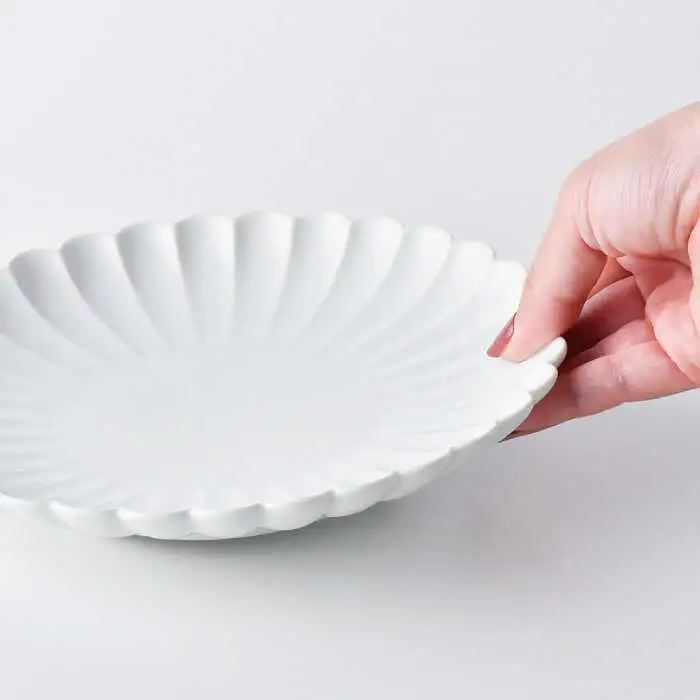【波佐見焼】菊彫 7寸皿 プレート 白マット 2枚セット 輪花皿 食器 皿 【洸琳窯】 [GE54] 波佐見焼
