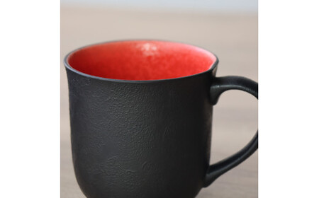 有田焼 黒泡内赤マグカップ 山忠 コーヒーカップ 容量300ml 器 食器 ブラック レッド おしゃれ モダン ギフト お祝い ed004