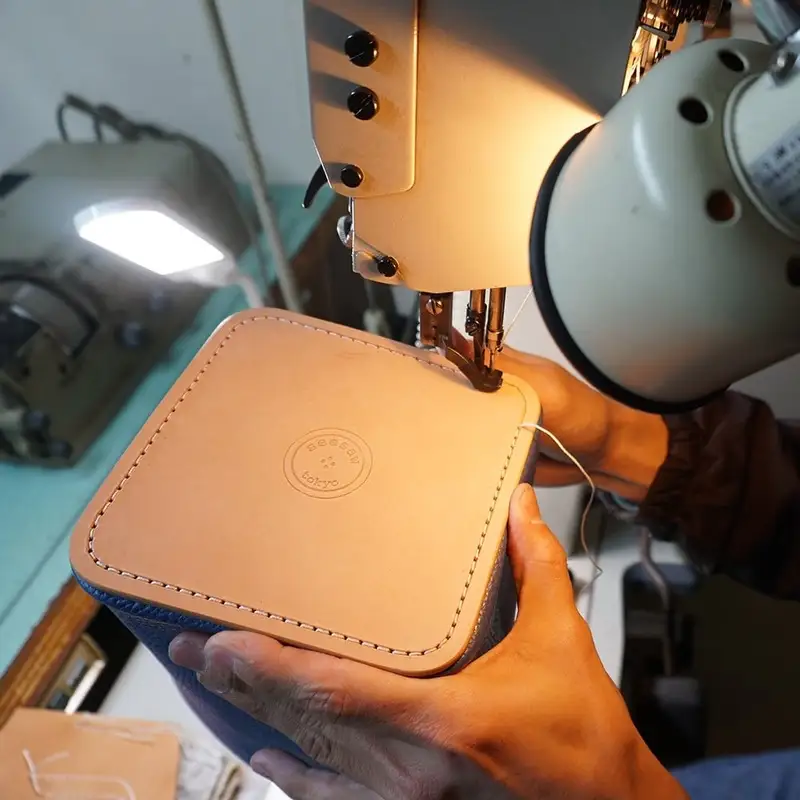 革靴の製法で作る巾着バック (バック底：三角、カラー：ブラック)_0008-001-T03-2-1