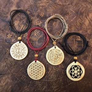 ヲシテ文字　フトマニ図　パワーネックレス　三重県産　ひのき製　紐の色　黒／KOSHIKARI　ふるさと納税　アクセサリー　大紀ブランド　三重県　大紀町