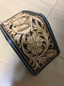 本革フルカービング二つ折り財布 (a70-004)