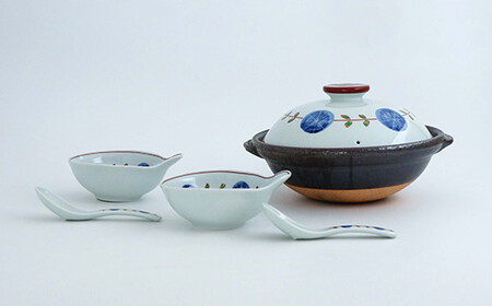 有田焼 染錦丸紋つなぎ 8号土鍋セット にっこり2人用【金照堂】食器 器 うつわ 鍋セット 土鍋 鍋 とんすい 取皿 取鉢 レンゲ れんげ セット ペア かわいい 直火専用 bj054