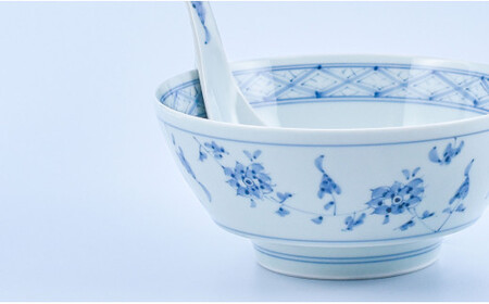 有田焼 究極のラーメン鉢 染花紋・赤花紋 ペアセット レンゲ付【まるぶん】食器 器 うつわ 磁器 陶磁器 麺鉢 ラーメン鉢 丼 丼ぶり どんぶり手描き 花 ブルー レッド ギフト aw074