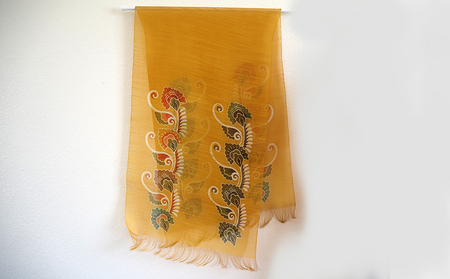 紅型ショール　インド唐草 フクギ【藤崎紅型工房】 伝統 工芸 名護 民芸 おみやげ 文化 びんがた 作品 沖縄 お土産 絹 染物 ギフト プレゼント 鮮やか 色合い 逸品 おすすめ 人気 贈答品