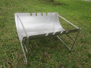 【熔接屋が作製】 折りたたみ式半円形の焚き火台(ステンレス製) 火力調整用置台付き 株式会社髙田熔工所 滋賀県 東近江市 H-F01 キャンプ アウトドア ソロキャンプ バーベキュー BBQ 焚火台 コンパクト 軽量 組み立て簡単 持ち運び 携帯 収納袋付き