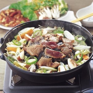 南部鉄器 焼肉ジンギスカン鍋 ツル付 1枚 鉄鍋 ジンギスカン 焼肉 グリルパン アウトドア キャンプ BBQ 鋳鉄 伝統工芸品 職人 手作り 日本製 鉄器 キッチン用品 調理器具 羊肉 ラム肉 焼き肉 盛岡名産 岩手県 盛岡市 東北 岩手 盛岡 株式会社岩鋳