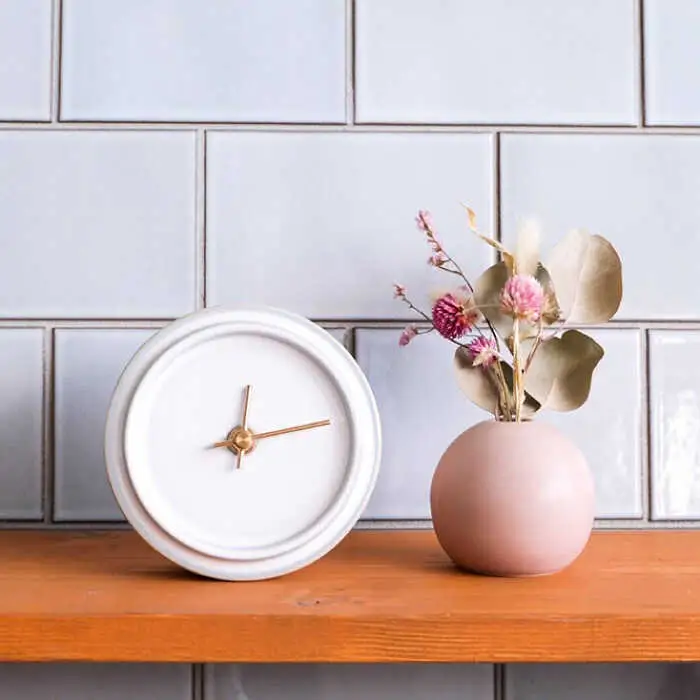 タイルと木のシンプルな手作り時計 TILE WOOD CLOCK 壁掛け・置き時計 『乳白釉』【杉浦製陶】 インテリア 雑貨 おしゃれ [TAO011]