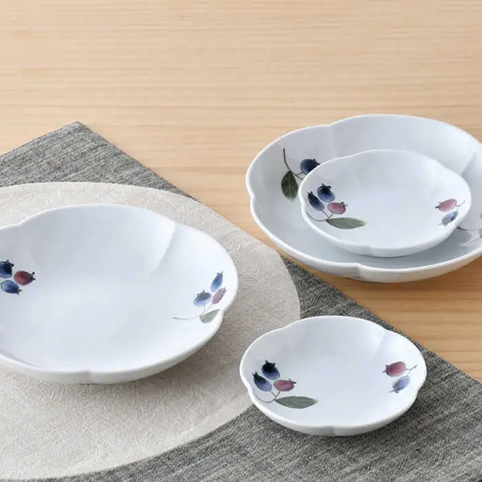 【波佐見焼】ブルーベリー 花型 プレート 大小 ペア セット 食器 皿 【松幸陶芸】 [HB48] 波佐見焼