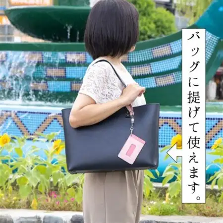 淡いピンクのレザーパスケース ロングリールストラップ付き 兵庫県たつの市産牛革　HEDGE【1364185】