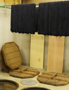 【LLサイズ×男性用：ファスナー有り】天然にこだわった自慢の逸品　【みくりや染織】正藍染手織り木綿作務衣上下一式（上衣無地・ズボン刺し子織り）