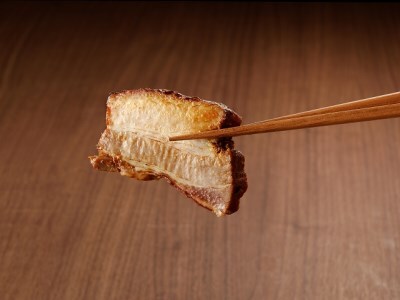 【ブロック塊】【特製】とろ旨炙り焼豚　三河豆味噌仕立て 総重量1.4kg（3～5本入り）チャーシュー 焼き豚 おつまみ おにぎりの具 ボリューム 肉 豚肉 ブタ肉 豚バラ 晩酌 お弁当 おかず 丼 チャーハン たれ 醤油 欲張り ご飯のお供 時短料理 　H166-024
