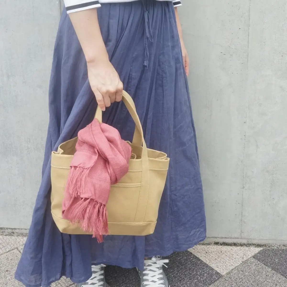 空気をまとうような軽さ。　やさしく包むシルクのストール えんじ