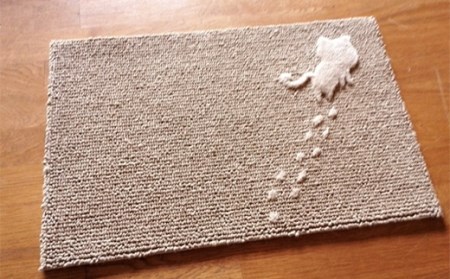 《ほづみせんい》月山緞通 トコトコ猫の玄関マット 45×70cm（白） 山形県 中山町 F4A-0297