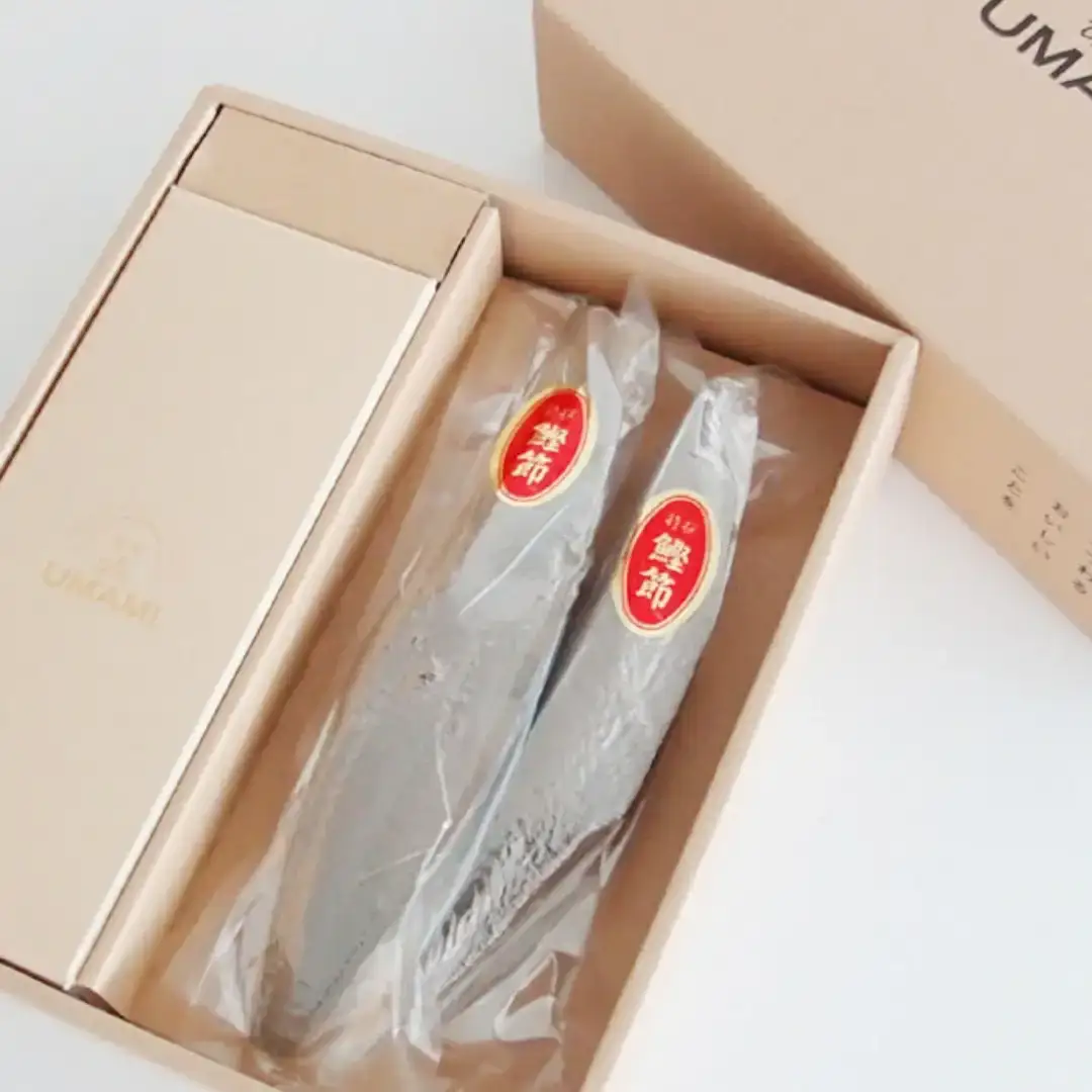 UMAMI 鰹節削り器 本枯鰹節（2本） セット 桐 青紙×白樫 045S004