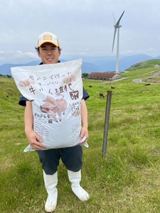 雲の上で作った臭いの少ない牛ふん堆肥  花・苗木 土壌改良剤 家庭菜園 ガーデニング 微生物 土 花壇 野菜 畑 土造り