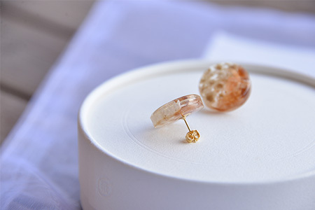 木×小花　樹脂ピアス【徳島 那賀 木 木×小花 木製 アクセサリー ピアス ジュエリー シンプル 上品 大人 エレガント かわいい おしゃれ オフィス 女性 レディース プレゼント ギフト 手作り】TR-11-2 