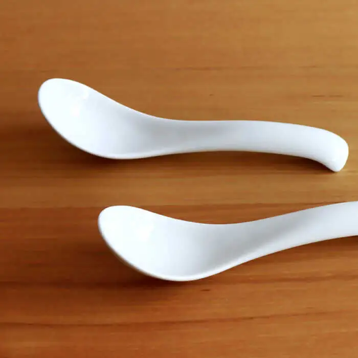 【白山陶器】【2人分の食器】よしず彫6寸めん丼とレンゲ 白磁 4ピースセット[TA141]