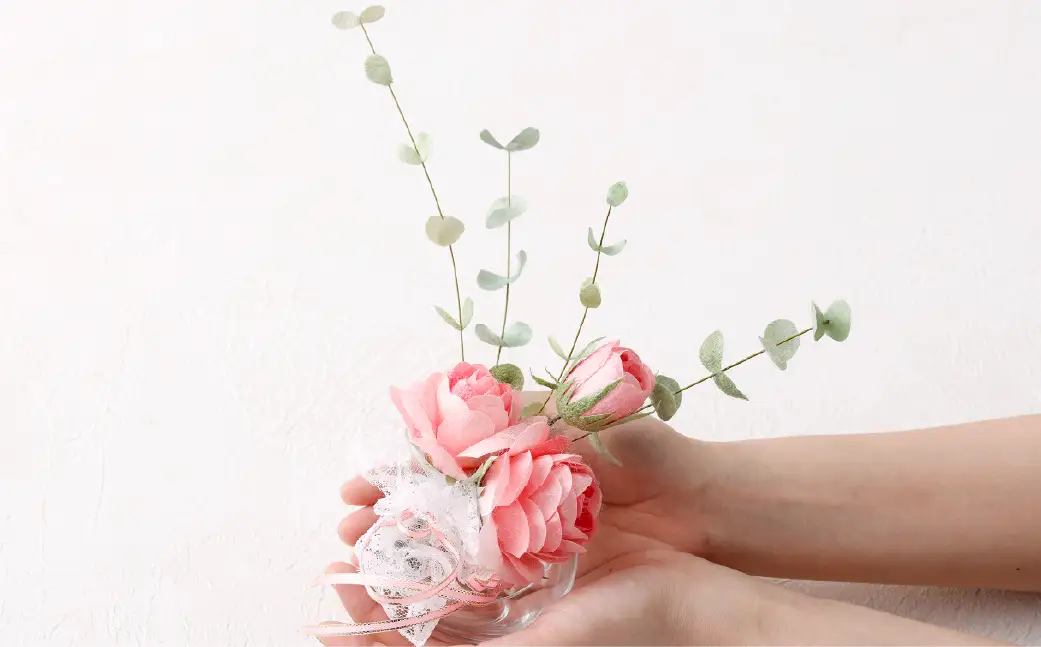 【まゆ玉から生まれる花 まゆ花（別名：シルクフラワー）】 まゆ花アレンジメント バラの花3本とユーカリリーフ4本 A4217