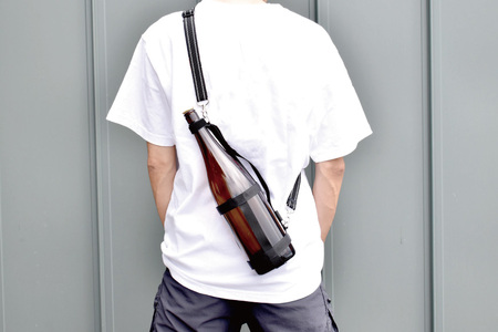 一升瓶を背負える　一升瓶ホルダー