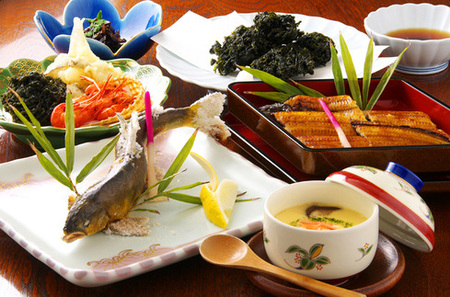 26-129．新ロイヤルホテル四万十に泊まる朝夕食付きプラン（3名1室）